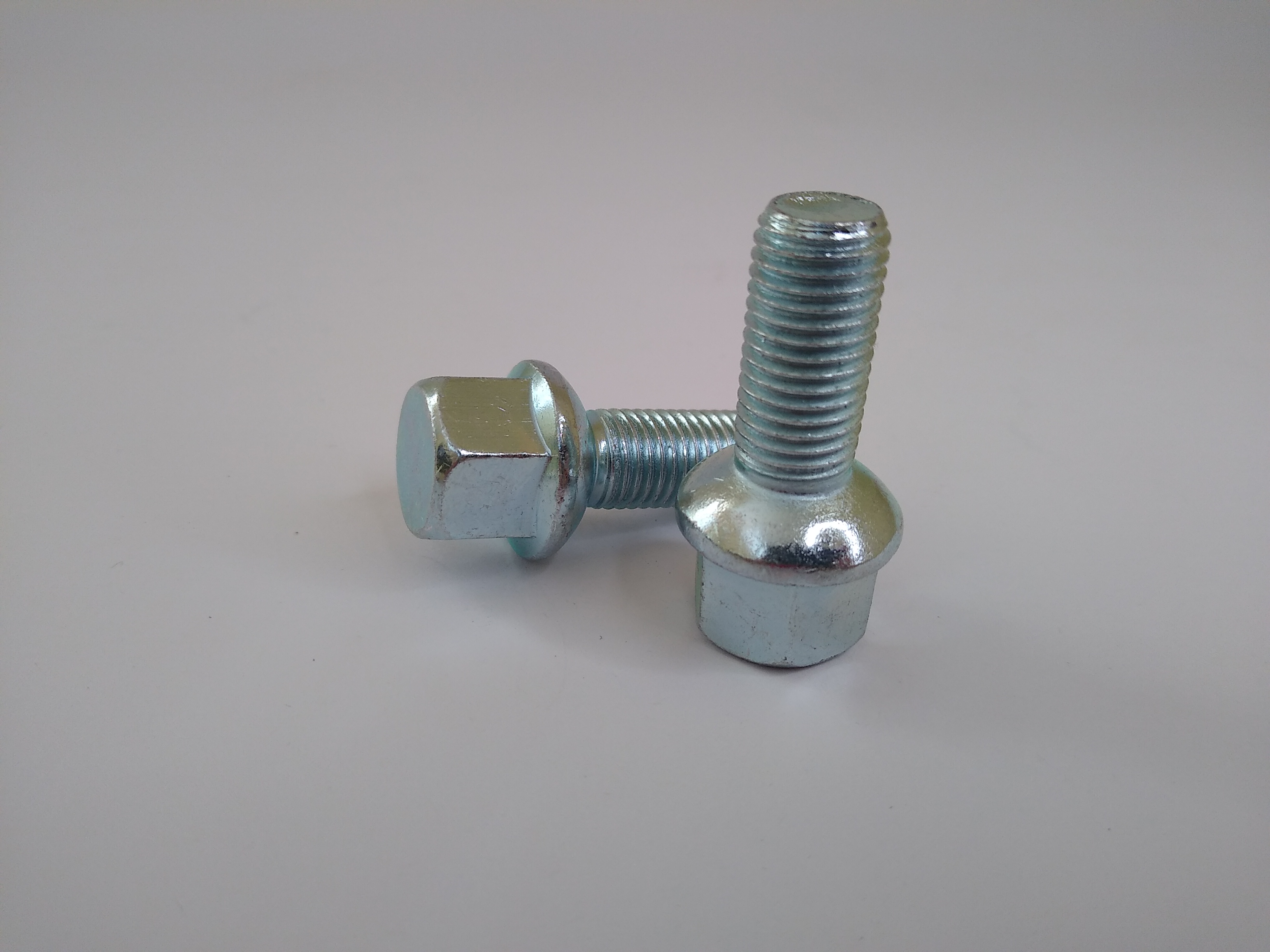 RBM405_Parafuso_De_Roda_Santana_Original_ 2Peças.jpg